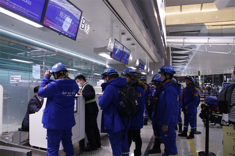 从上海直飞兰州!东航护送3支救援队、近2吨救援物资赶赴灾区613891_ 从上海直飞兰州!东航护送3支救援队、近2吨救援物资赶赴灾区