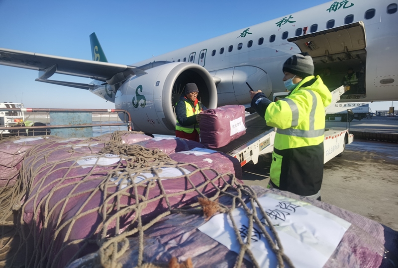 开通绿色通道 石家庄机场与春秋航空联合保障甘肃救援物资快速运送613919_ 开通绿色通道 石家庄机场与春秋航空联合保障甘肃救援物资快速运送