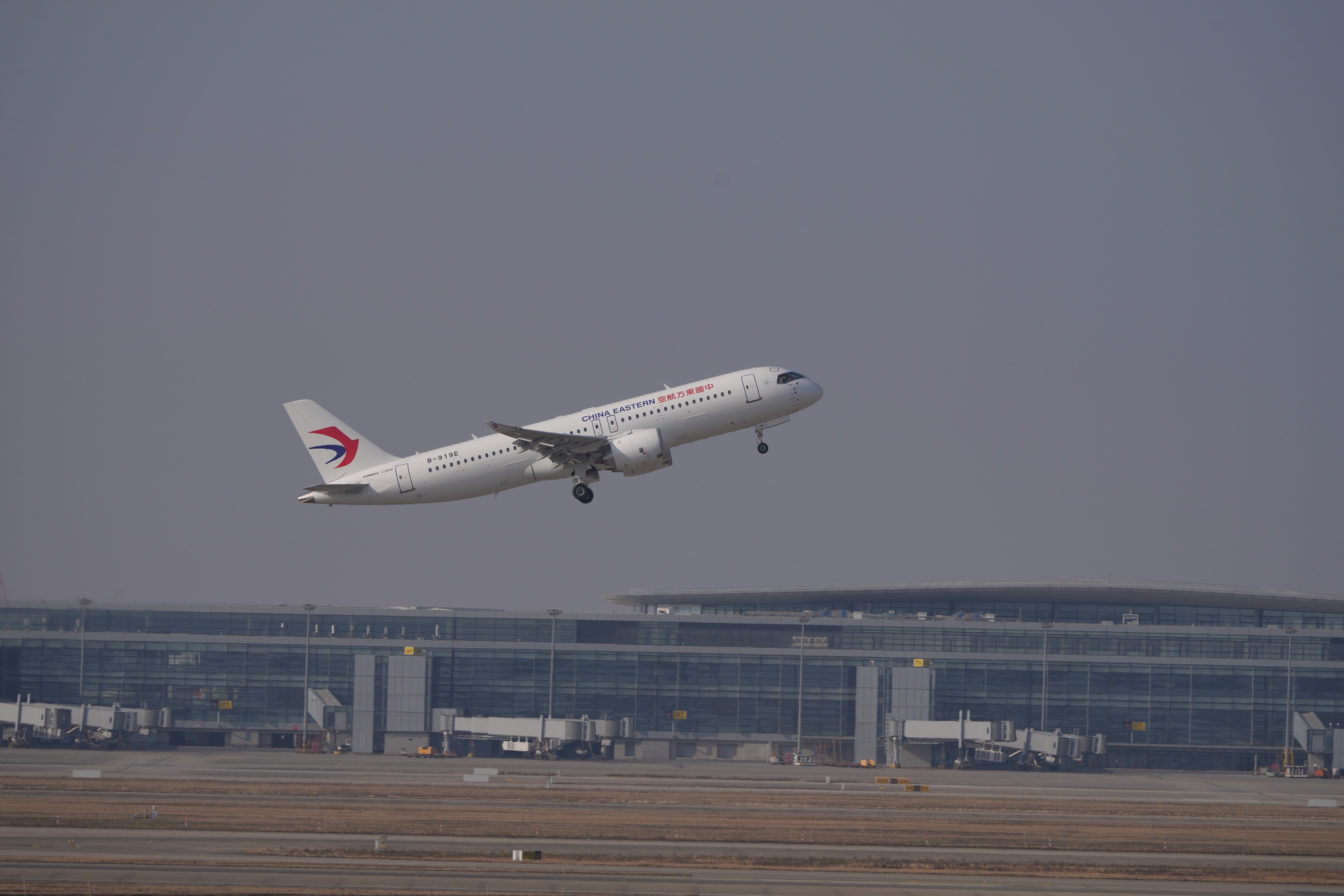 中国东航第四架C919大型客机入列614531_ 中国东航第四架C919大型客机入列