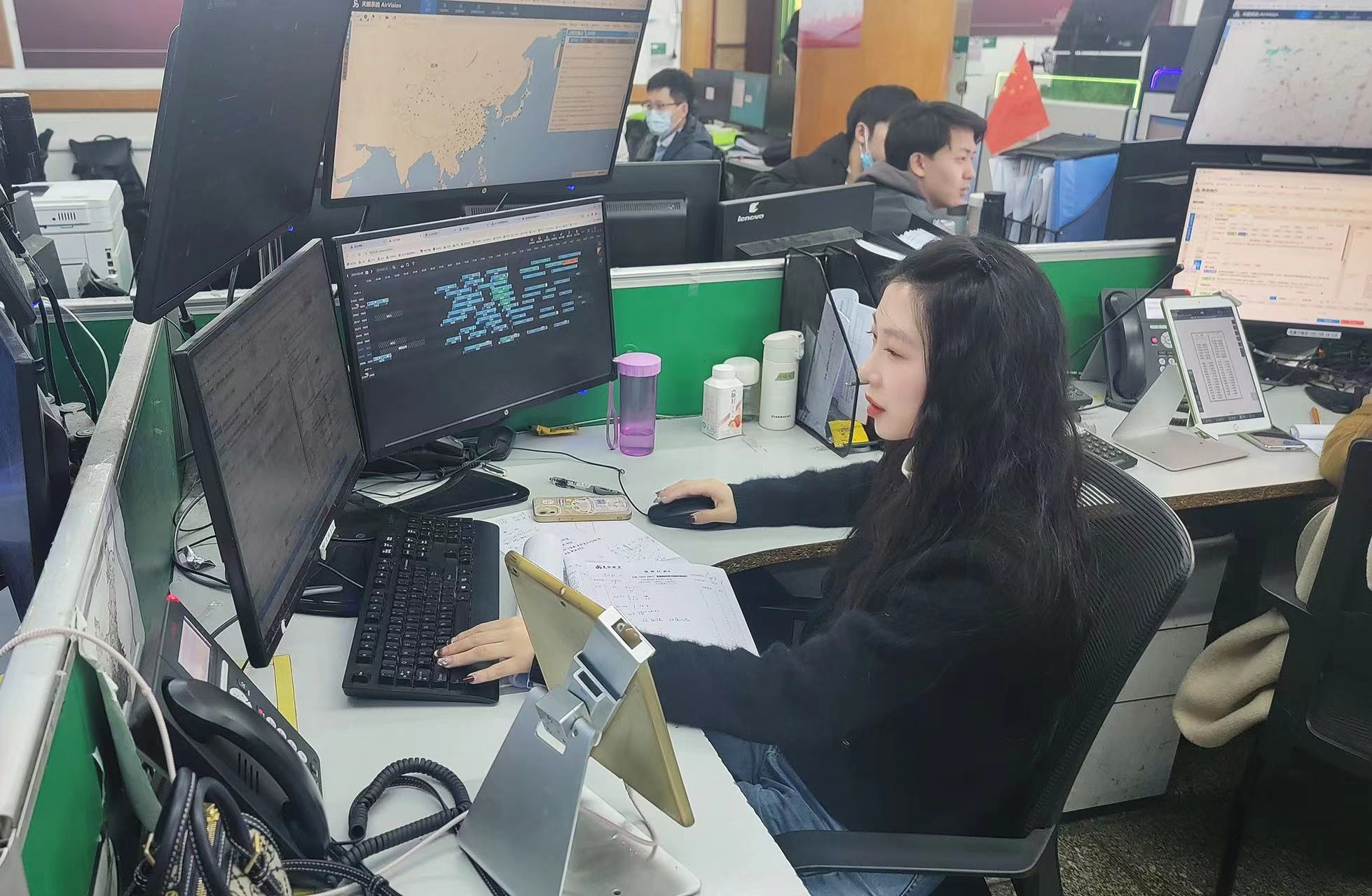 “地面女机长”有多酷?来看她们的细心与坚持617885_ “地面女机长”有多酷?来看她们的细心与坚持